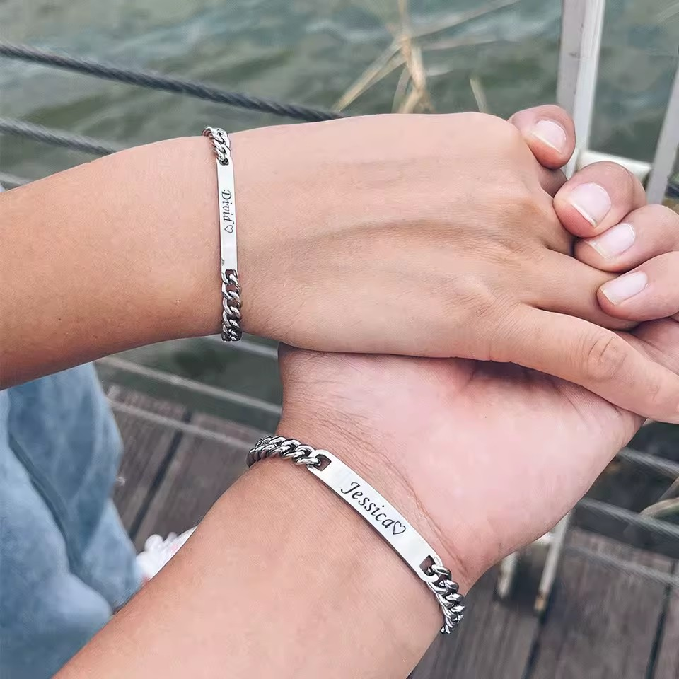 Endlose Liebe - Gravierte Armbänder mit Rosenbox - Roségold
