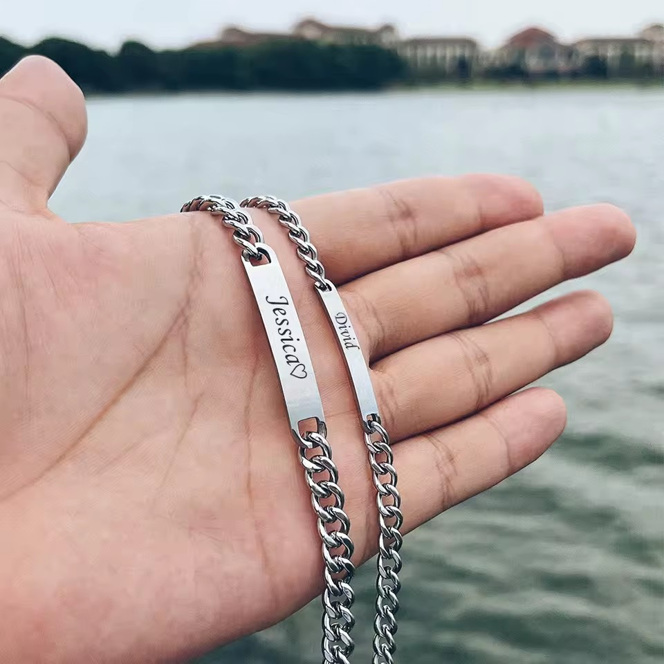 Endlose Liebe - Gravierte Armbänder mit Rosenbox - Roségold