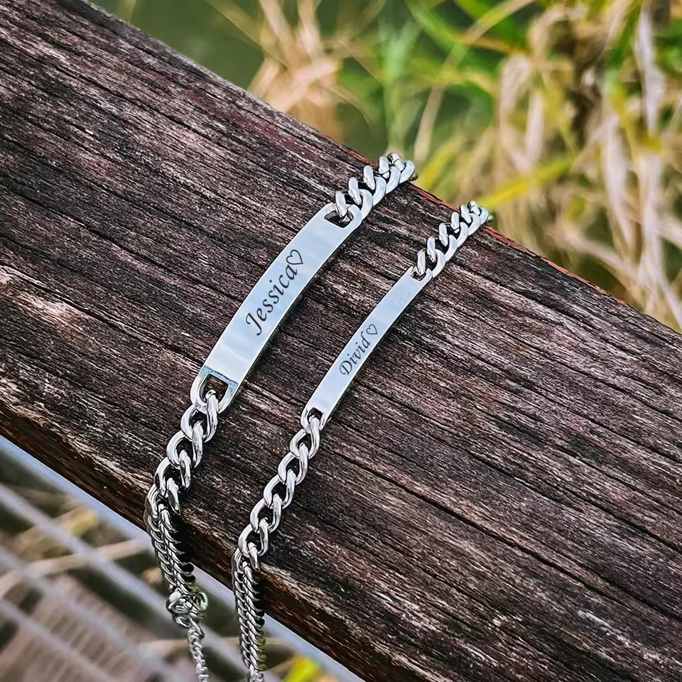 Endlose Liebe - Gravierte Armbänder mit Rosenbox - Roségold